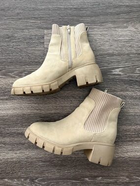 Universal Thread Cream Lug-Sole Chelsea Ankle Boots
